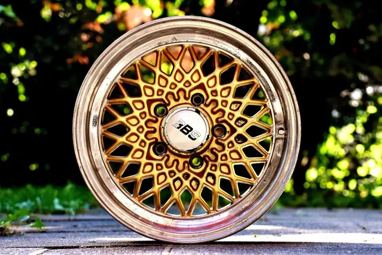Jante dorée rénovée par les experts de Jantes 73 - La Vieille Roue Albertville