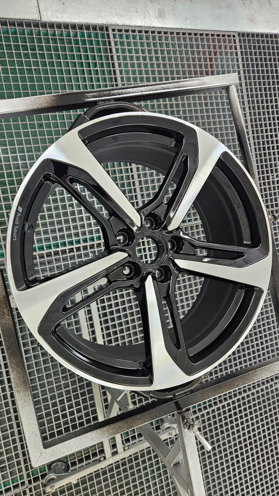 Gravure laser sur jante - vue rapprochée