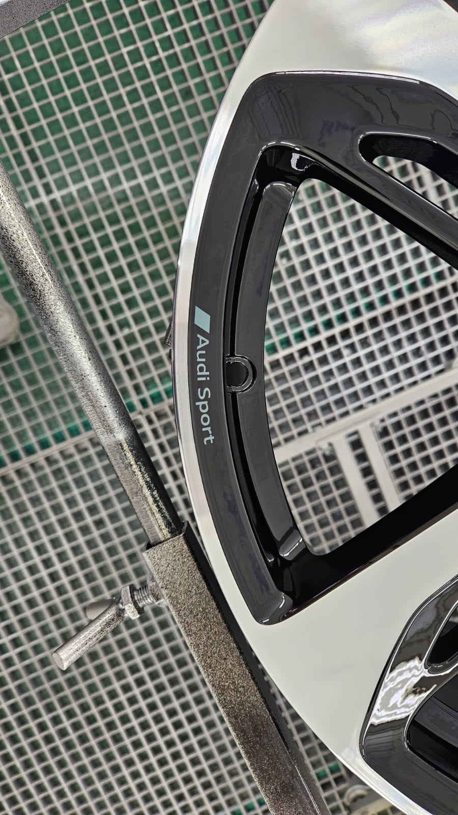 Gravure laser sur jante - motif logo