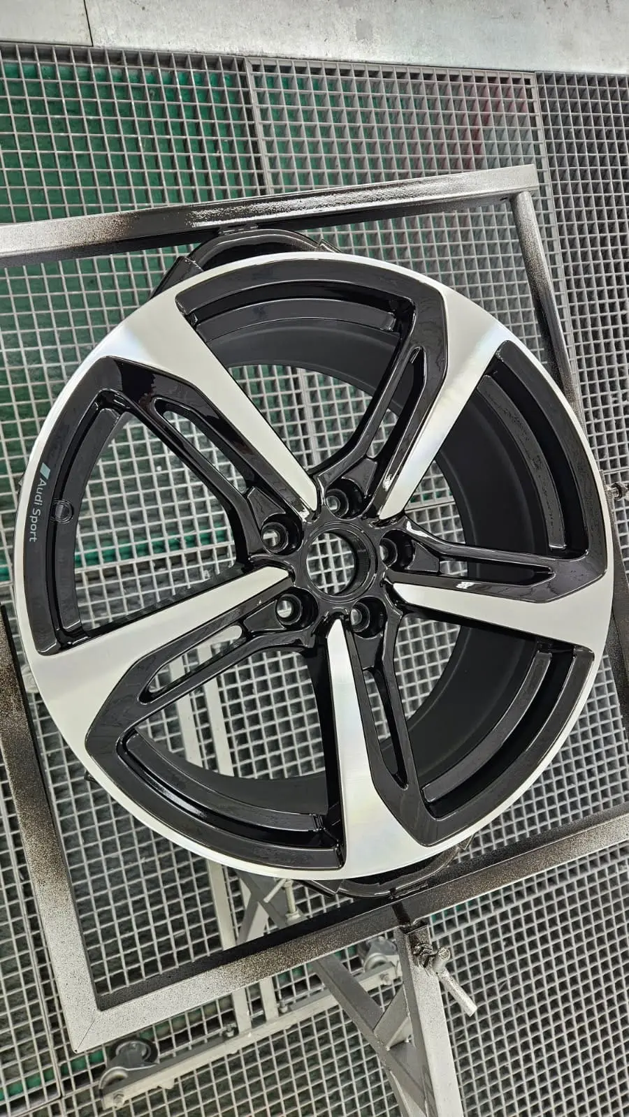 Gravure laser sur jante - vue rapprochée