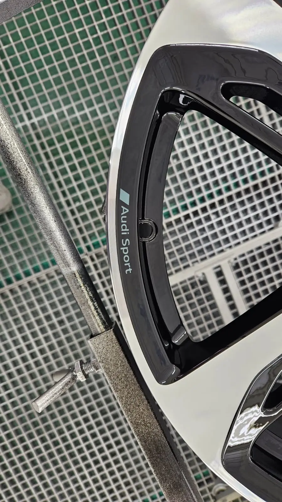 Gravure laser sur jante - motif logo